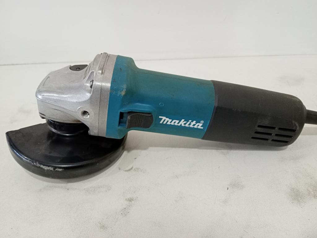 Pulidora Marca Makita Modelo 9557hn Tamaño Pequeño Usado En Buen Estado Acc ProtectorLlave