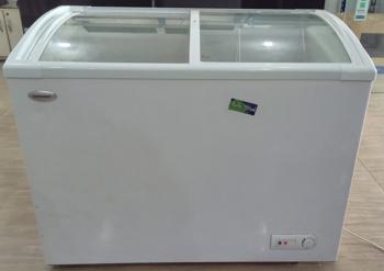 Congeladora / Frezzer Marca Consumer Litros : 300 Modelo Cmr-300 Usado Con Desgaste Acc: Tipo Para Helado De Dos Puertas De Vidrios Encurvado C/ Una Canasta Comentario: Parte Adentro La Base Del Congelador Tiene Varios Agujeros Y AbolladosPor Eso El Prestamo Es Bajo