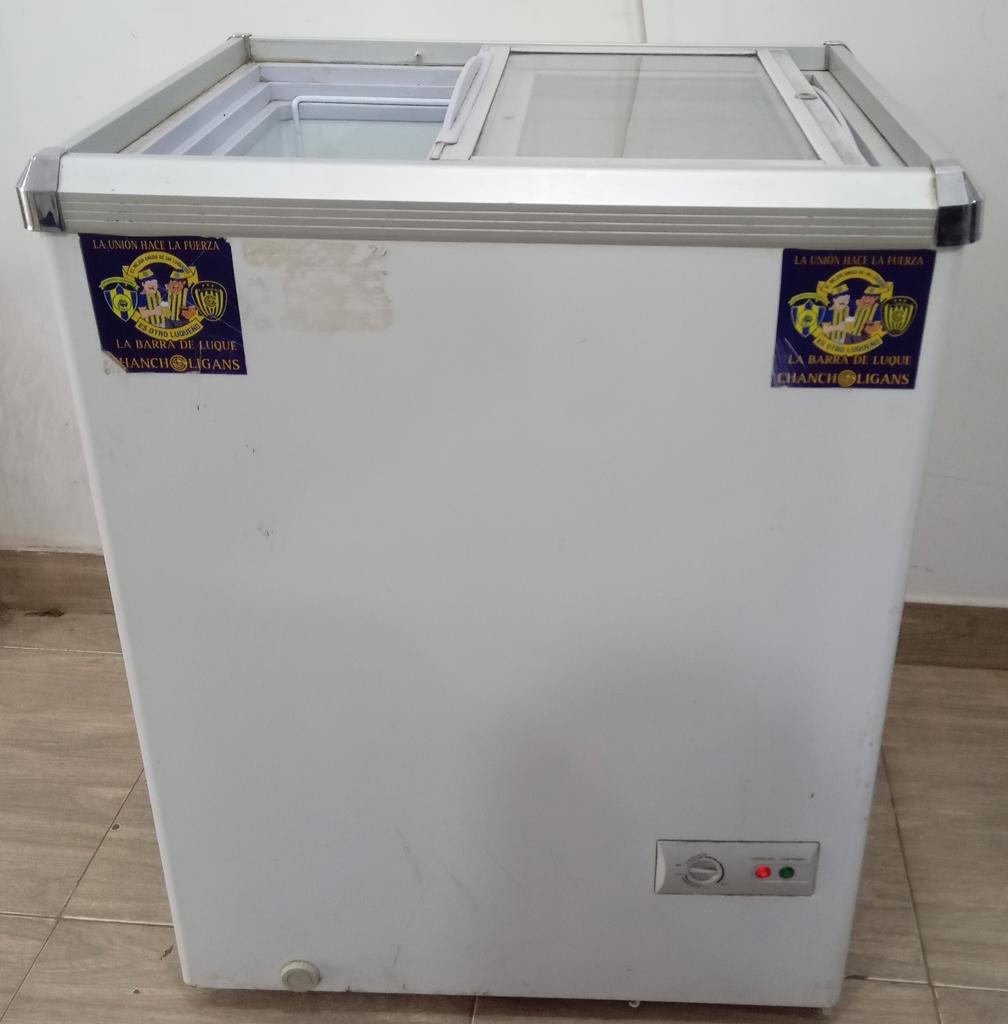 Congeladora / Frezzer Marca Fama Litros 100 Modelo Xs-110 Usado En Buen Estado Acc Tipo Para Helado C/ Dos Tapas De Vidrio Una Canasta