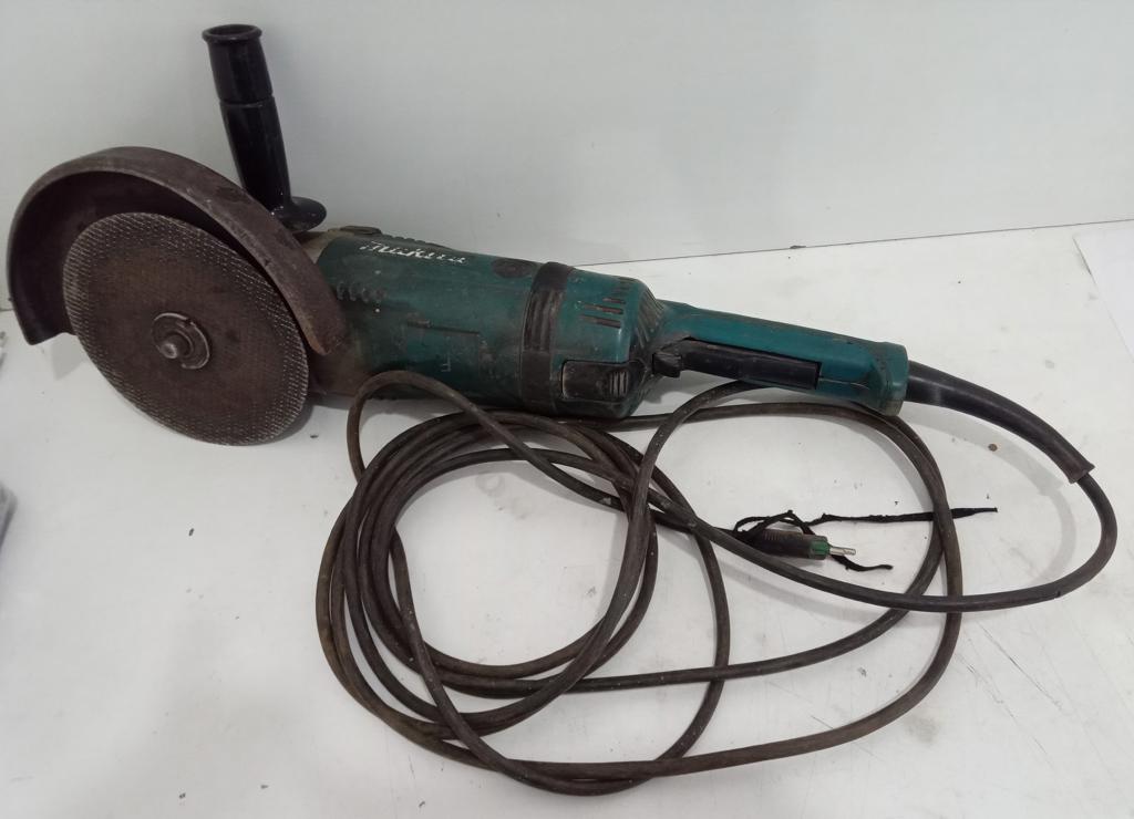 Pulidora Marca Makita Modelo No Espeficifica Tamaño Grande Usado En Buen Estado Acc C/ Protector Disco Y Manija