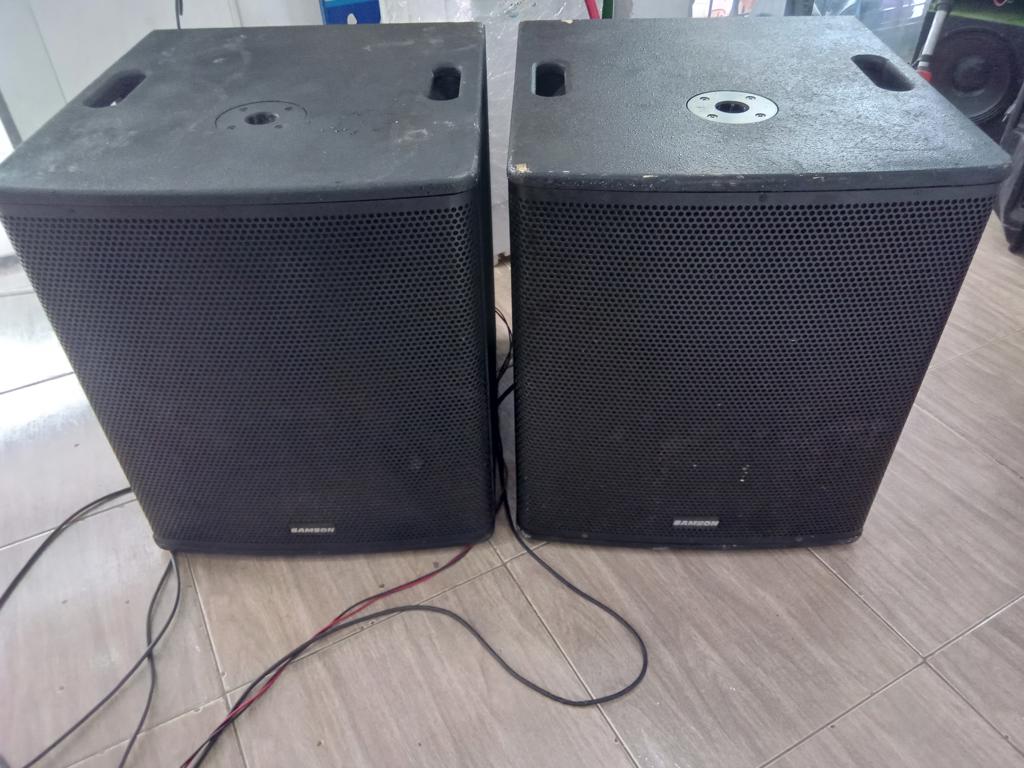Caja Con Parlante Para Discoteca Marca Samson Modelo Rsx118s. Usado En Buen Estado Con Es Pasivo De 18 '' Acc Son Un Par De Caja Subwoofer De 18 Pulg De 500w De 8 Ohms