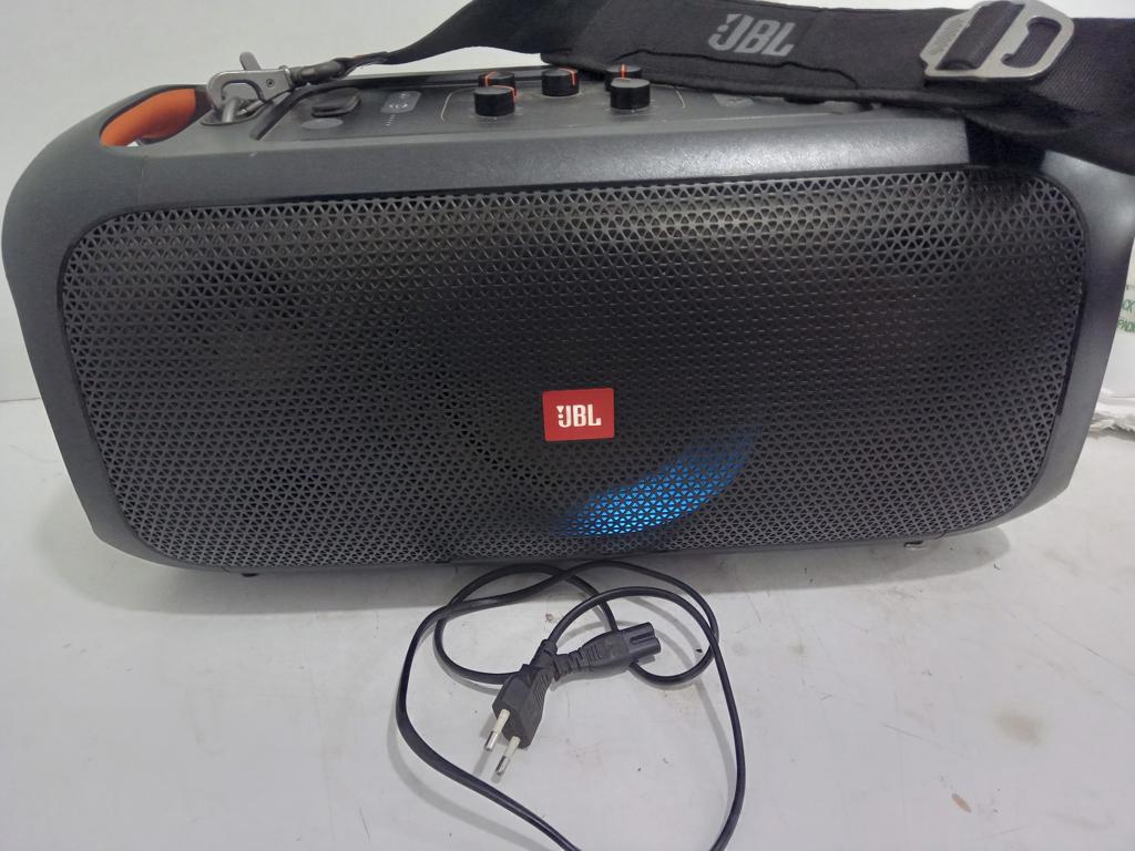 Parlante Portatil Marca Jbl Modelo Party On-The-Go Usado Con Desgaste Con Cable Power Acc Cinta Colgante C/ LucesEntrada Usb Y Bt