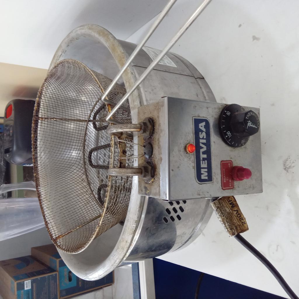 Fritadora Marca Metvisa De Ltrs Modelo Tfe62201 Usado En Buen Estado Acc Con CanastillaRegulador De Temperatura