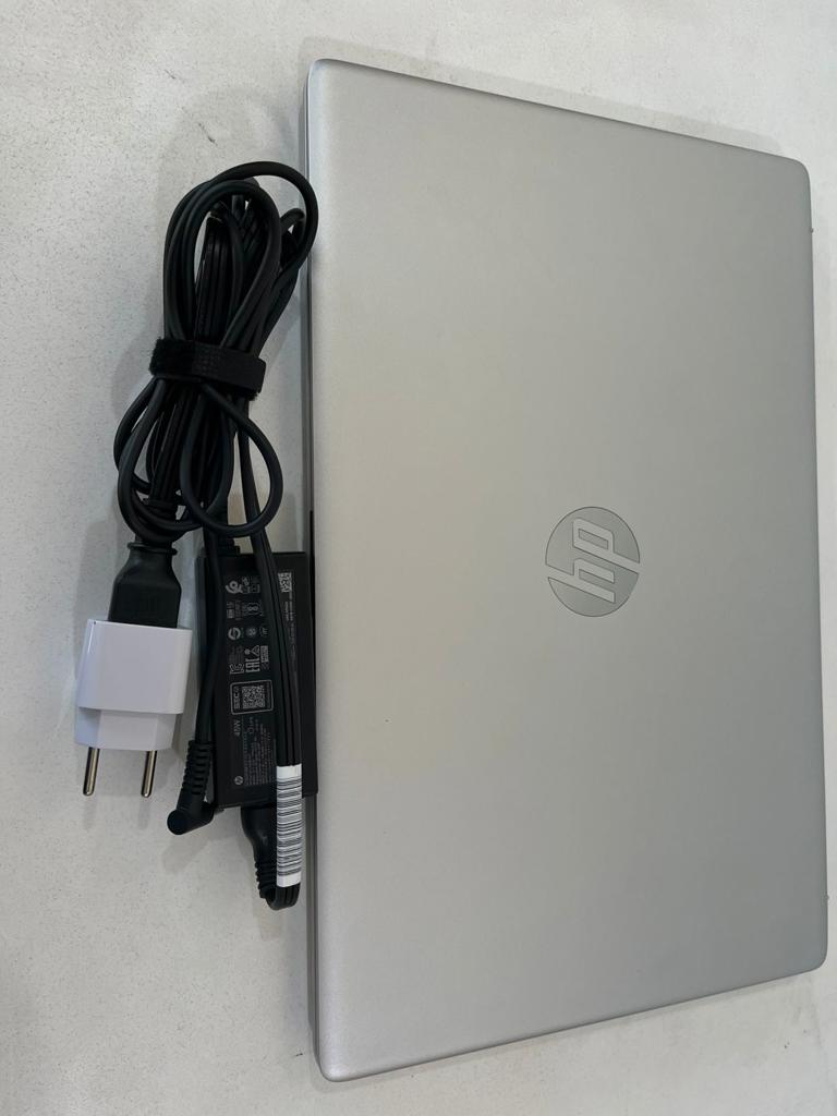 Notebook Marca Hp Modelo 17-Cp2025dx Procesador Ryzen5 Memoria Ram 8 Gb Disco Duro 477 Gb Generacion 11 Acc Adaptador