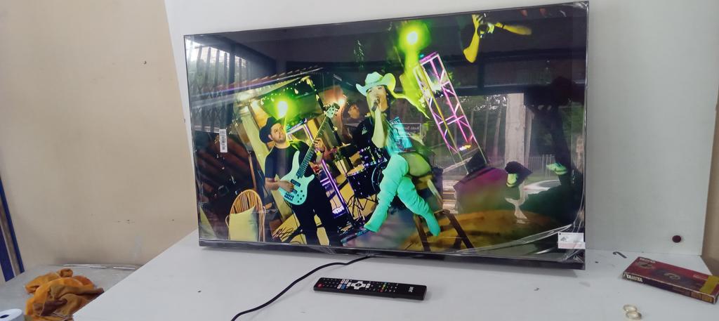 Televisor Led Smart De 43 '' Marca Jam Modelo Ultrasgtm-43gfs Con Control Usado En Buen Estado Acc Sin PatitasCon Soporte P/ Pared2 Hdmi2 UsbLam