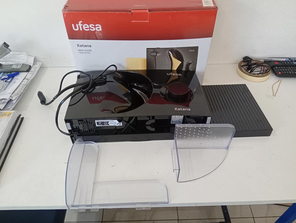 Cortadora De Fiambre Marca Ufesa Modelo Cf0918 Nuevo Sin Uso Acc Disco InoxidableBandeja Para Alimentos