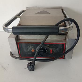 Grill Electrico Marca Italux Modelo No Tiene Usado En Buen Estado Acc Con Regulador
