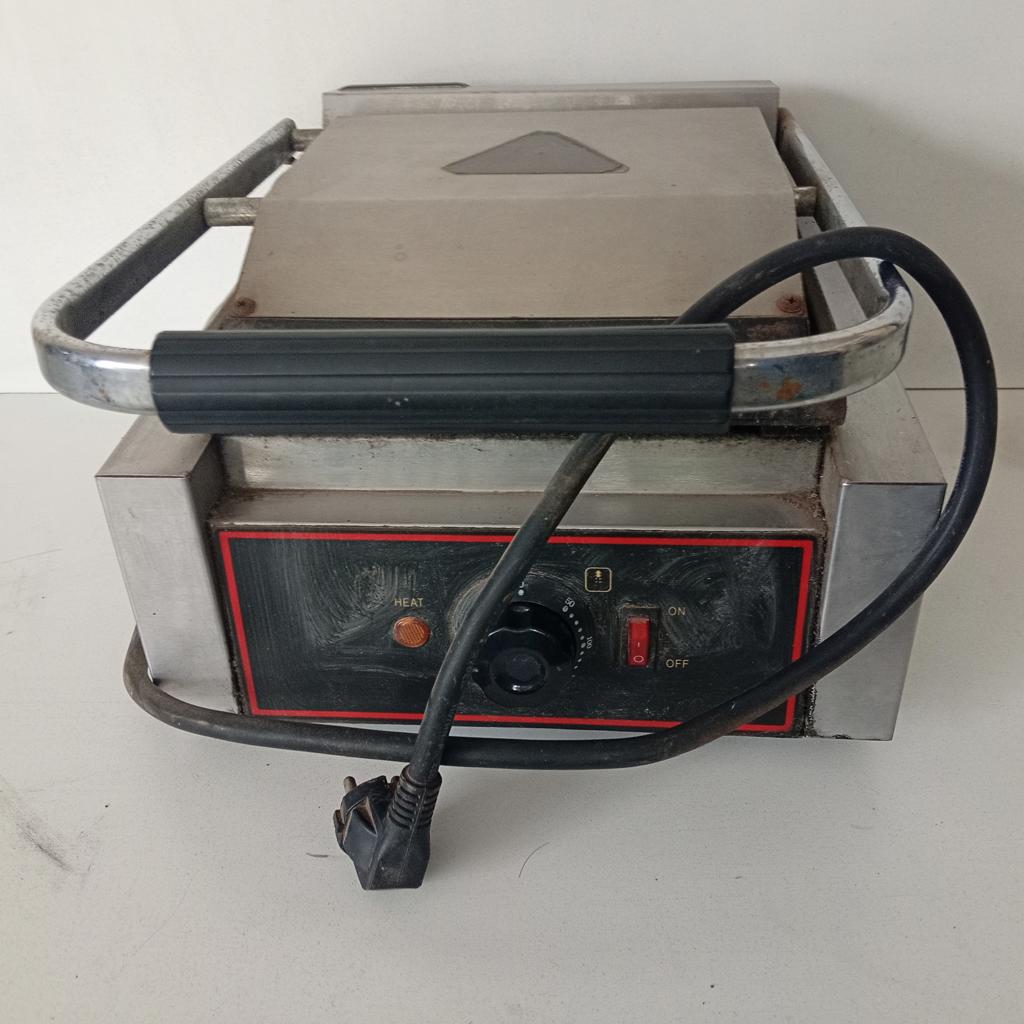 Grill Electrico Marca Italux Modelo No Tiene Usado En Buen Estado Acc Con Regulador