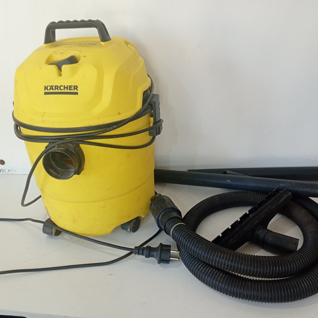 Aspiradora Marca Karcher. Modelo Wd1 1 Classic Usado Con Desgaste Acc 1manguera2 Picos2 Adaptador