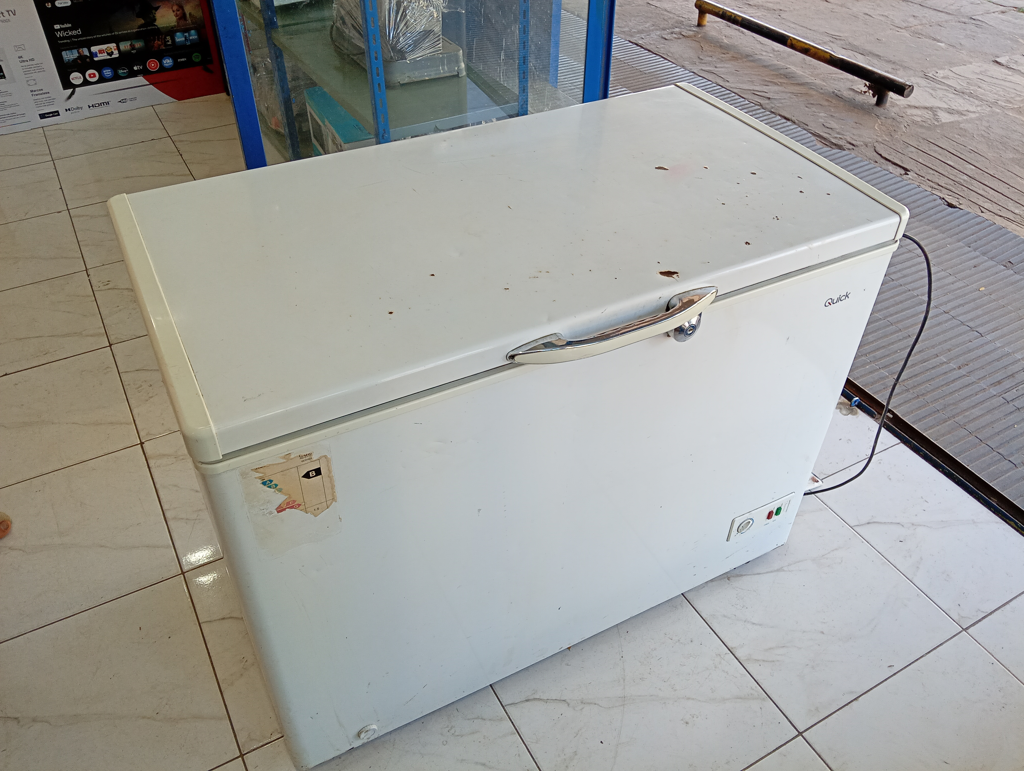 Congeladora / Frezzer Marca Quick Litros 315 Modelo Qc315lbw Usado Con Desgaste Acc Con Canastilla